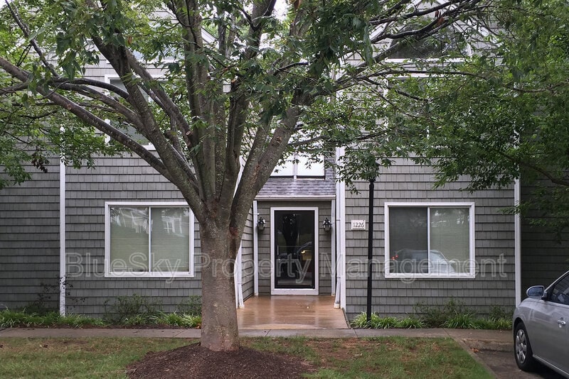 Primary Photo - 1214 Clifden Green