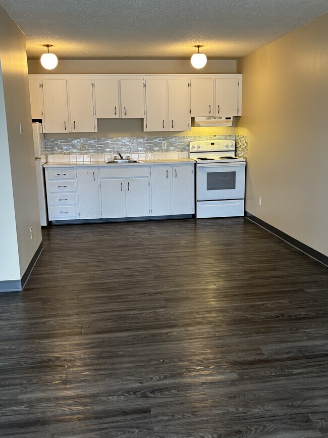 Building Photo - 9625-9156 156 St NW