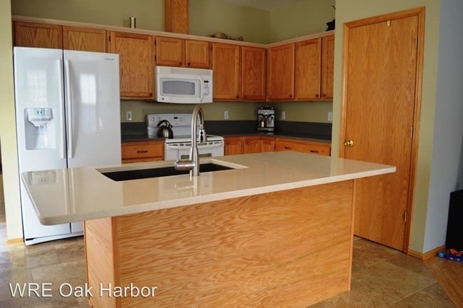 Building Photo - 1892 SW Rock Rose Dr