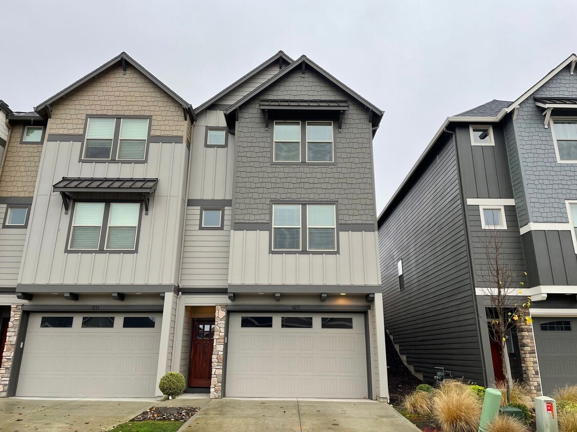 Primary Photo - LUXURY 4 BD TOWNHOME! GATED PARKER VILLAGE...