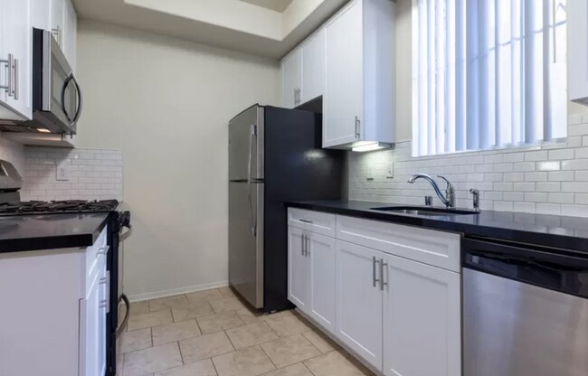 Building Photo - 1561 S Barrington Ave Los Angeles, CA 90025