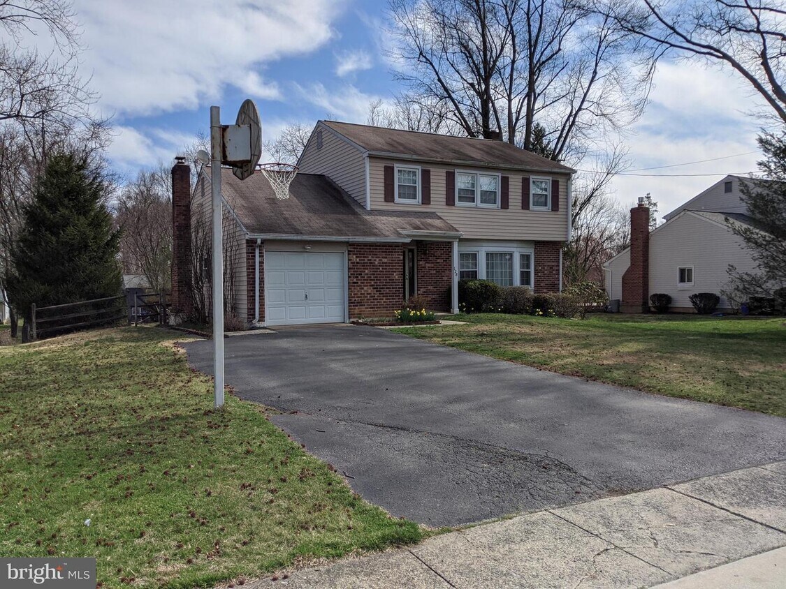 Primary Photo - 128 Lakeview Dr