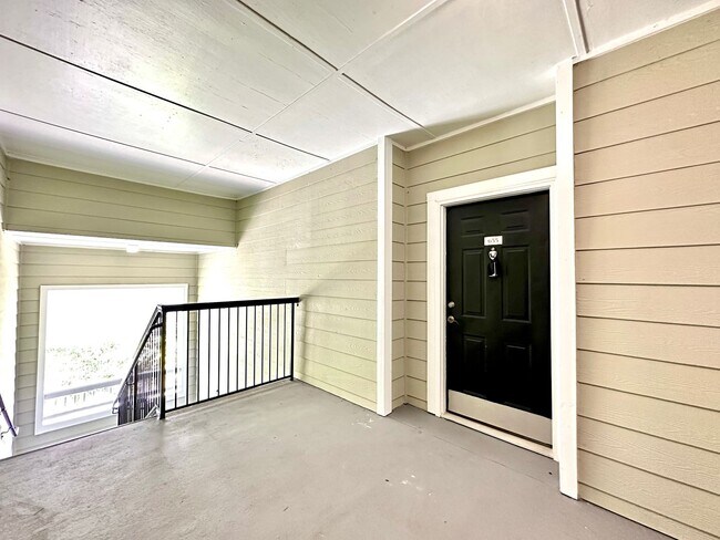 Foto del edificio - 2 Bedroom, 2 Bath Condo in The Concord West of The Ashley!