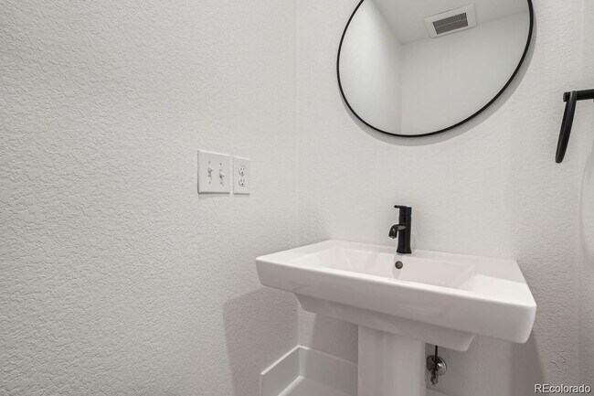 Foto del edificio - New Construction 4-Bedroom Townhome with Rooftop Deck & Mountain Views