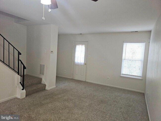 Building Photo - 8564 Southlawn Ct