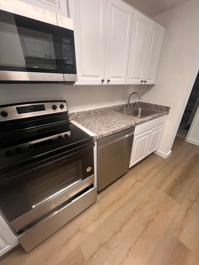 Building Photo - Beautifully Remodeled 3 bedroom Condo in H...