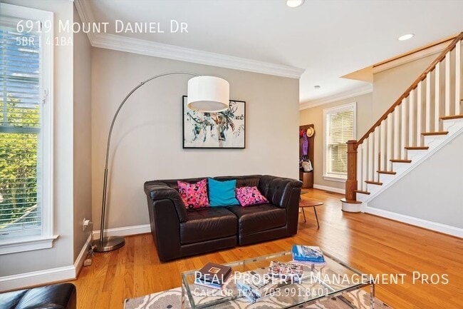 Building Photo - Bright and Beautiful Falls Church Home- Ex...