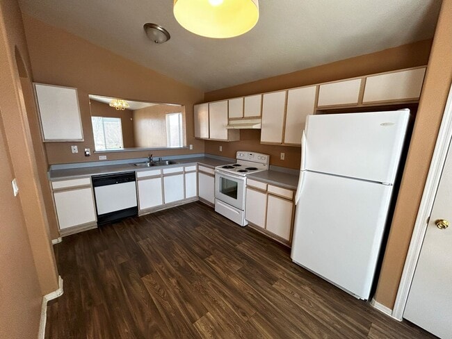 Building Photo - Charming 3 x 2 home **Warm Custom Paint & ...