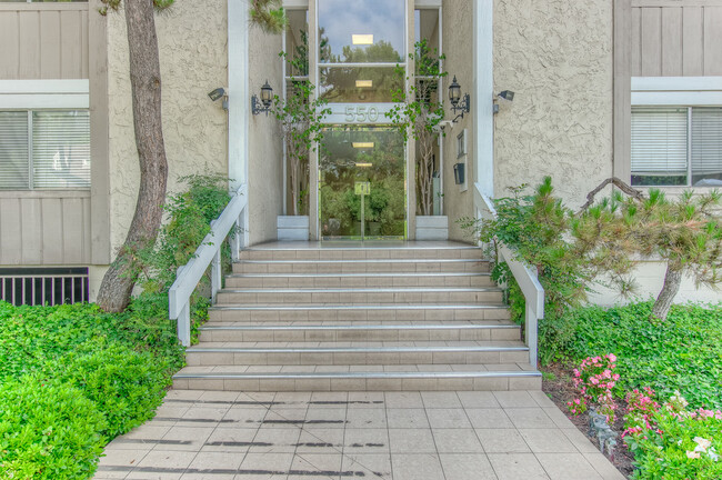 Entrada - Westwood Park Apartments