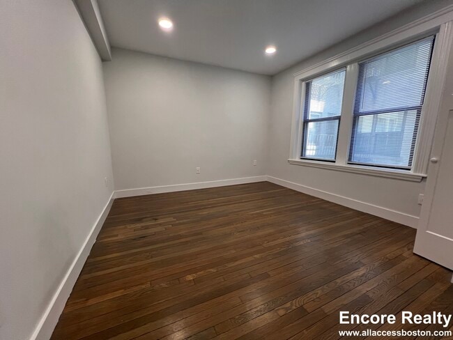 Building Photo - 54 Queensberry St