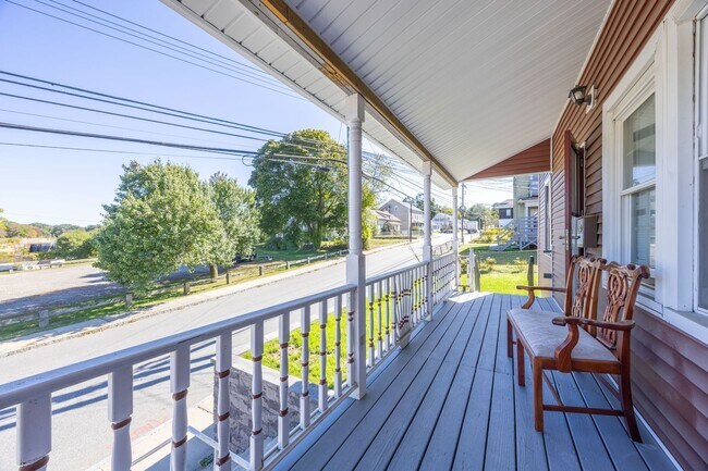 Foto del edificio - Available Now! Spacious 3-Bedroom Duplex in Griswold