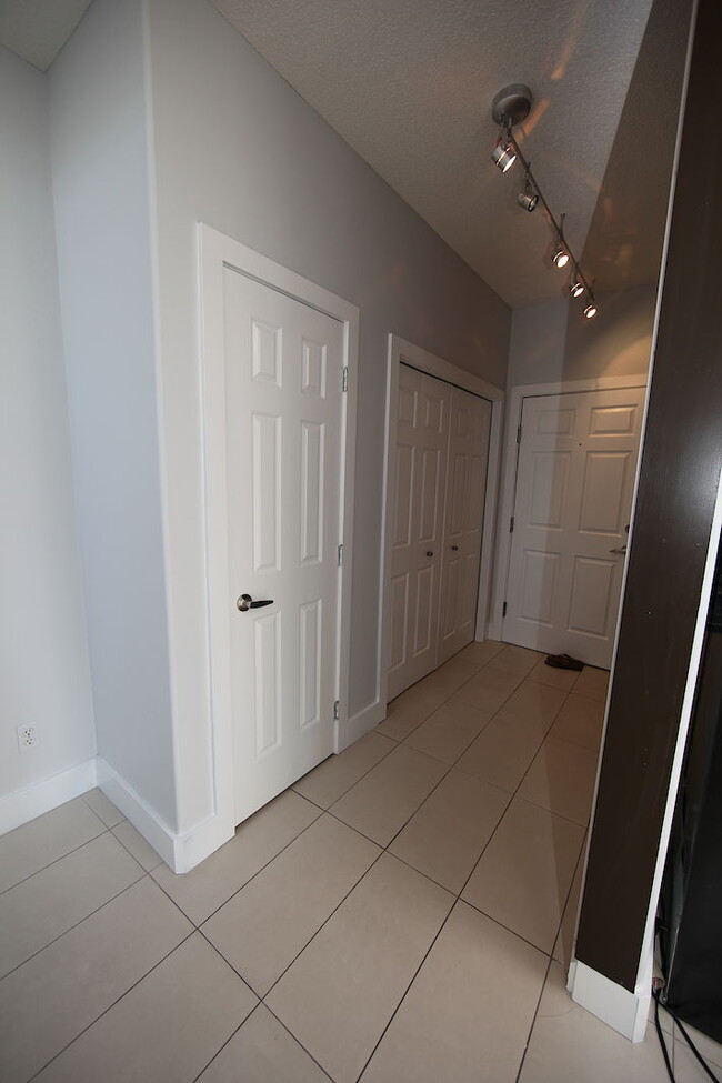 Building Photo - Stanley Park/Elboya - 2 Bdrm/2 Bath, 2 Lev...