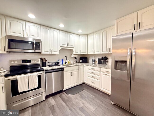 Building Photo - 6416 Lacrosse Ln