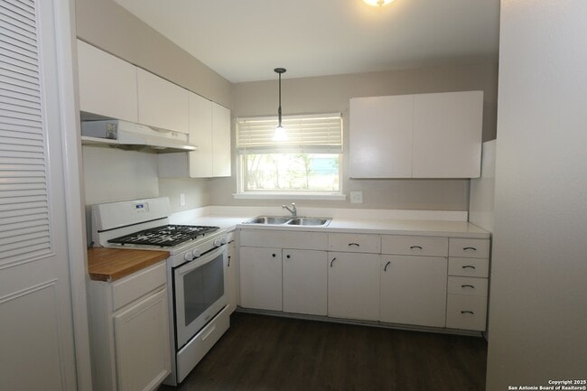 Building Photo - 6010 Shoreview Pl