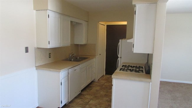 Building Photo - 2 br, 1 bath Apartment - Rainbow Apts