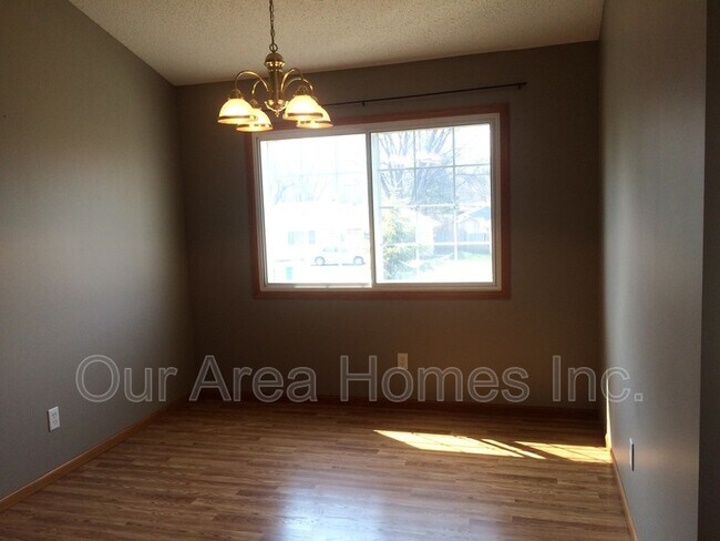 Foto del edificio - 5423 Elm Grove Ave