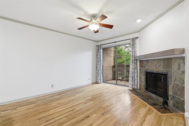 Foto del edificio - 8888 Tallwood Dr