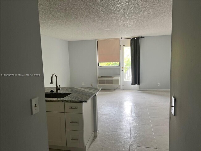 Building Photo - 2771 Riverside Dr