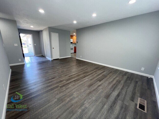 Foto del edificio - $5,295 - Sunnyvale Remodeled 3 Bedroom 2 Bath Single Story Home near Apple Campus!