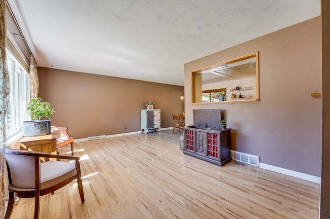 Foto del edificio - 4 bed, 2 bath Ranch Home near City Park W/ Finished Bsmt & Fenced Yard!