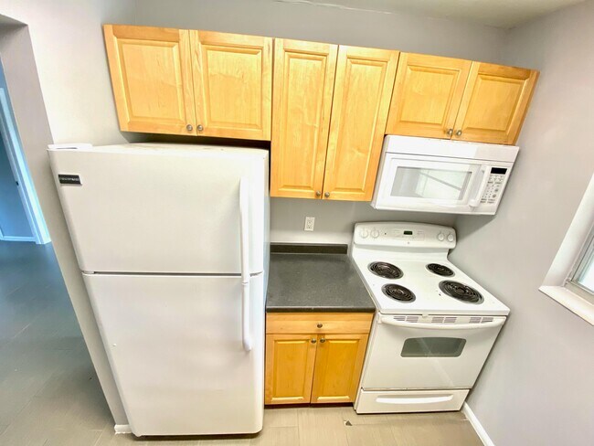 Building Photo - 1204 S Lake Dr