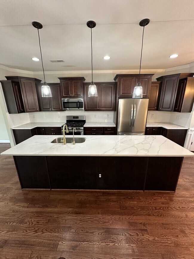 Building Photo - 4 Bedroom 3.5 Bathroom Townhome
