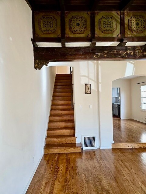 Escaleras a la segunda inundación - 616 N Orange Dr
