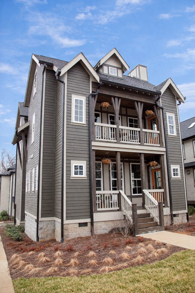 Foto del edificio - 3 Bed, 3.5 Bath Home w/ 2 Car Garage in East Nashville