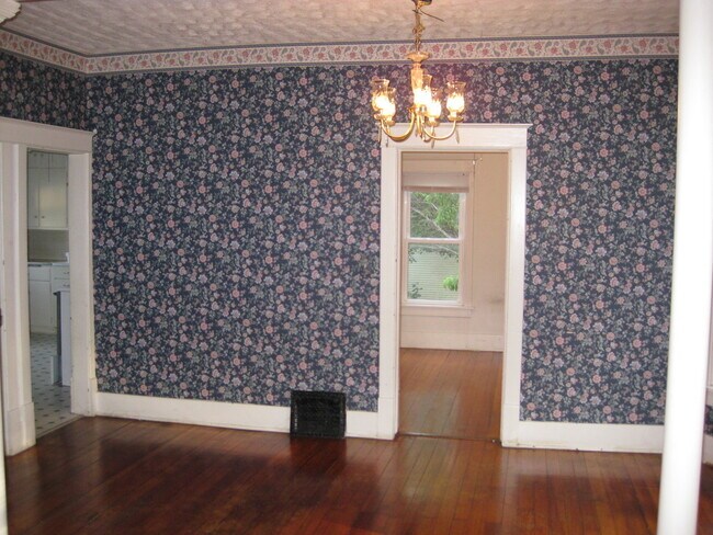 Foto del edificio - Charming Older Home with Tons of Character
