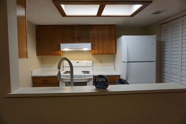 Building Photo - 2/2 Bedroom Townhome on Westside near NAS