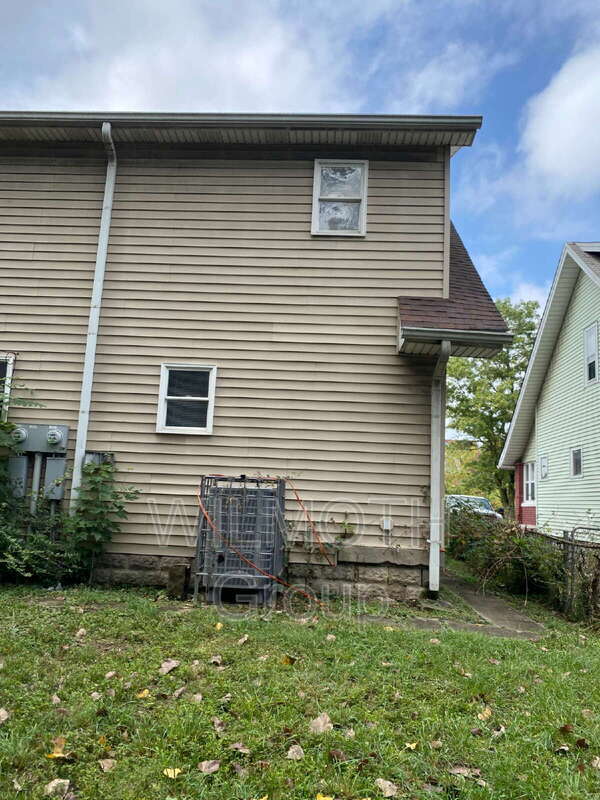 Building Photo - 1027 Blaine Ave