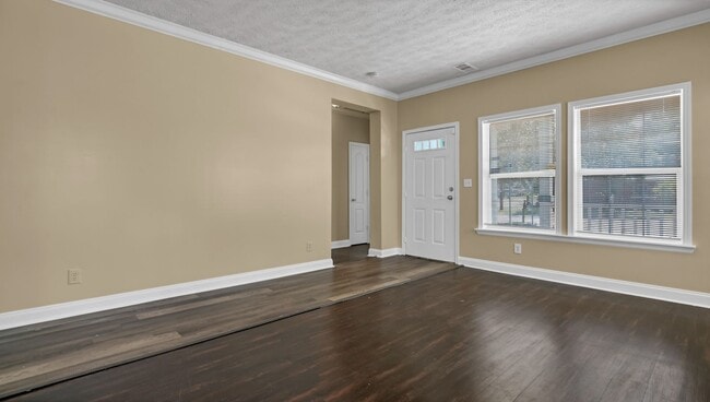 Building Photo - Spacious 3-Bedroom Home with Recent Upgrad...