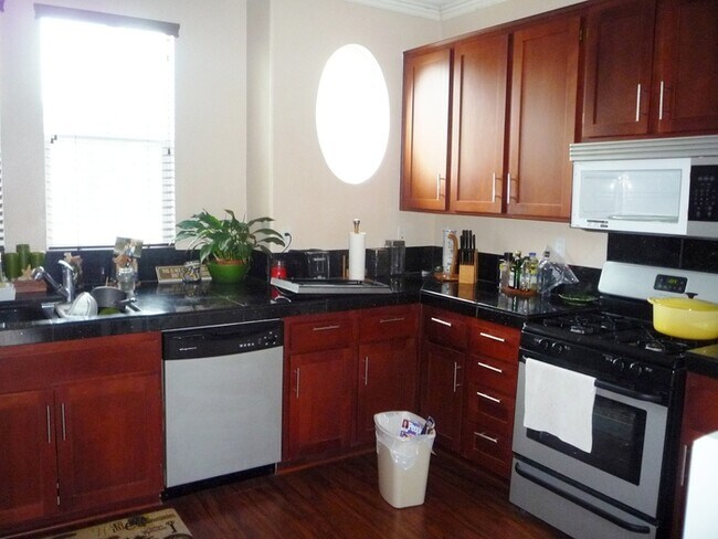Foto del edificio - Tri-Level Townhome in San Marcos!