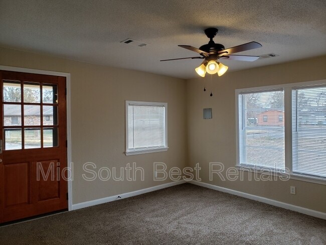 Building Photo - 617 Poe St