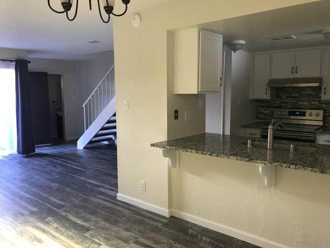 Building Photo - 5455 Roundtree Pl