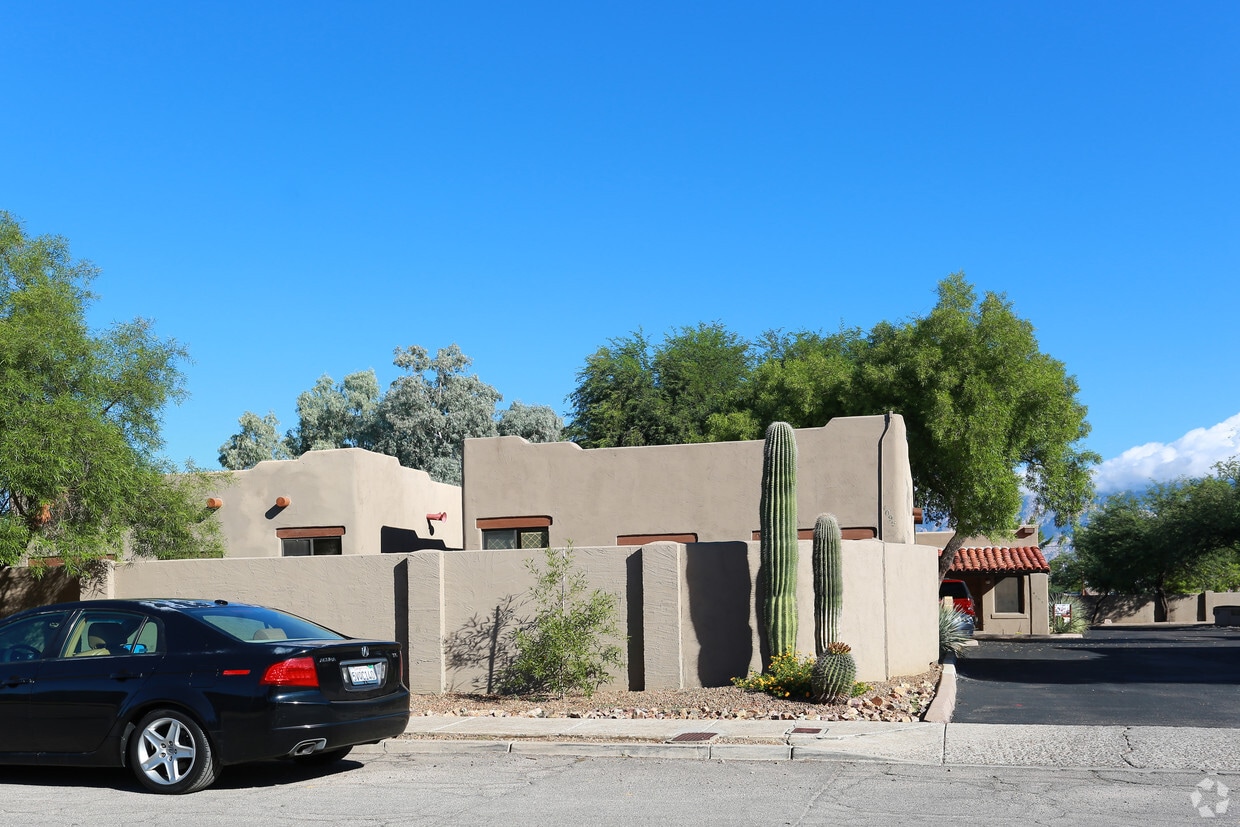 Building Photo - Cortland Las Casas