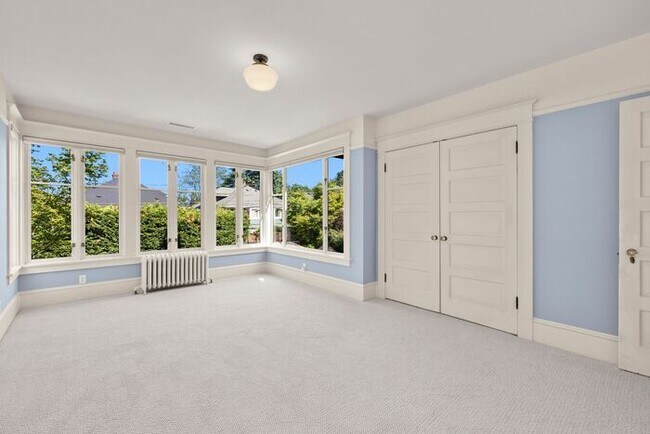 Foto del edificio - Stunning 1909 Craftsman w/ AC in Coveted C...