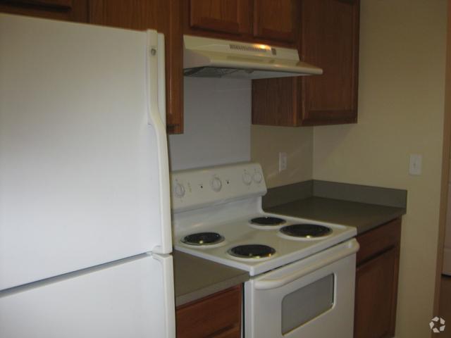 2BR Kitchen - The Metropolitan and Greenlaw Place Apartm...