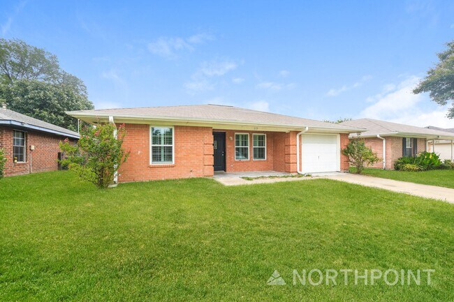Foto del edificio - 3 BR/2BA | Newly Renovated Single Family Home | Great backyard| In Forney!