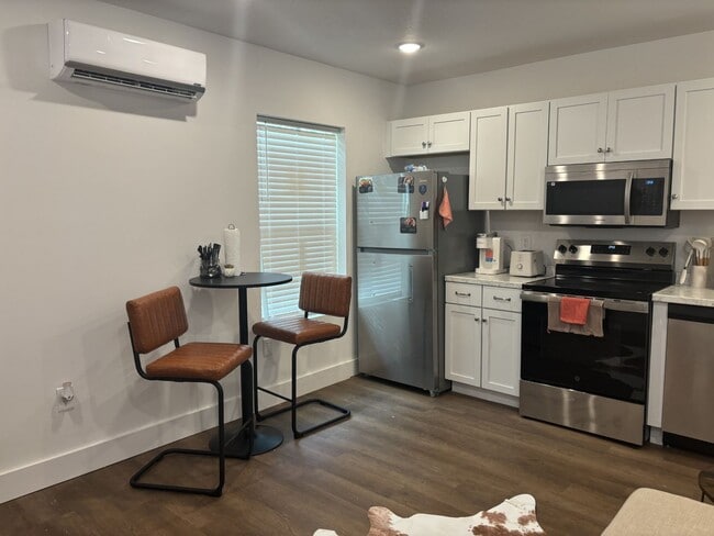 Foto del edificio - Luxury Brand-New ADU – Fully Furnished wit...