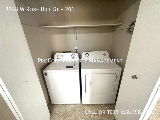 Building Photo - Prime Spot! Upper Level 2 Bed, 1 Bath Unit...