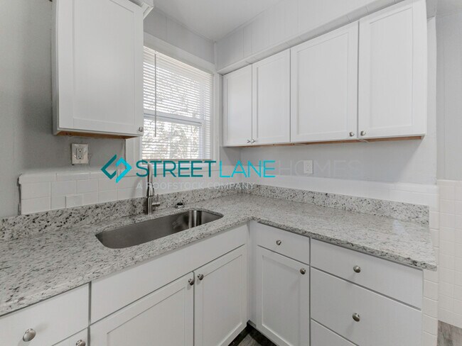Building Photo - $500 off first month or Amazon Gift Card b...