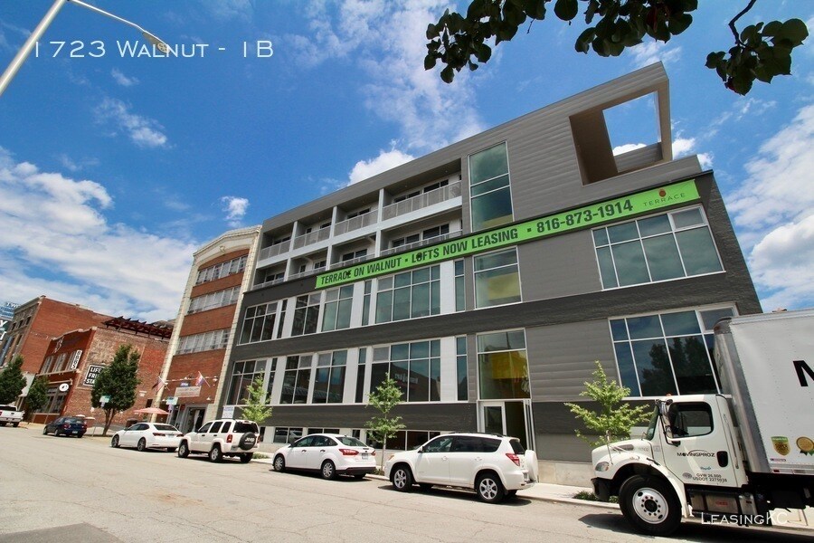 Primary Photo - 1 Bedroom Crossroads Loft for Lease!