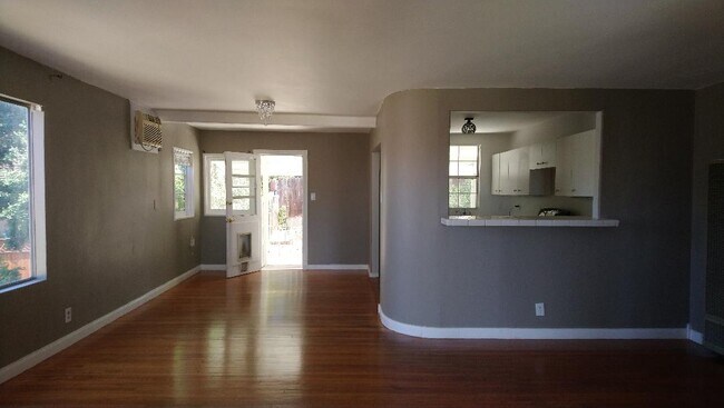 Foto del edificio - 11074 Plainview Ave