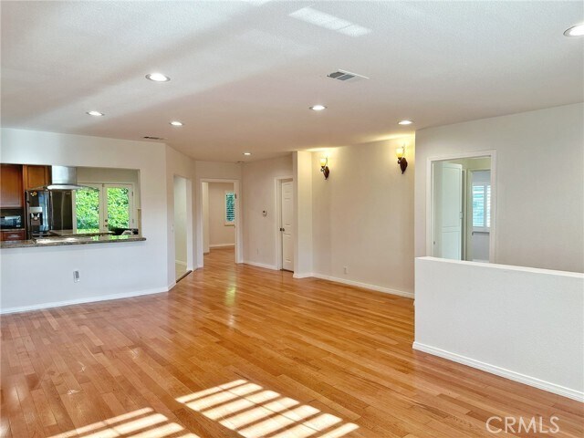 Foto del edificio - 5857 Balcom Ave