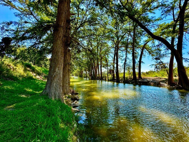 Foto del edificio - Stunning Riverside Home