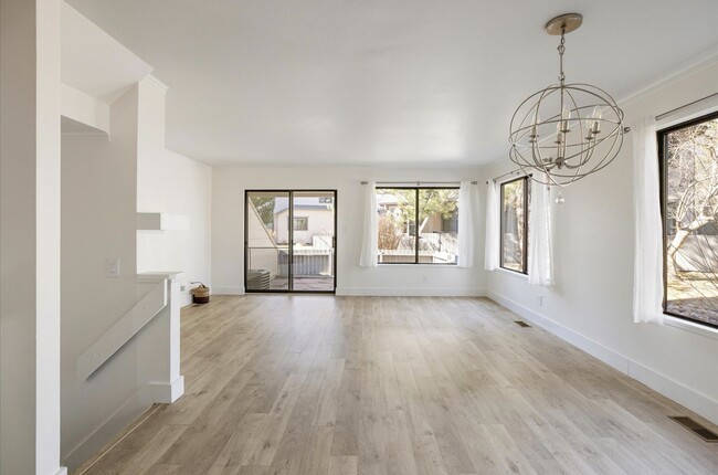 Sala de estar/comedor - 4647 Burgundy Ln