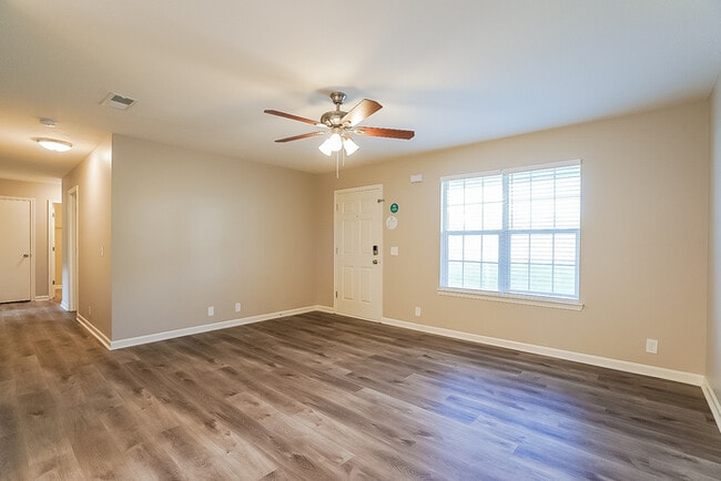 Building Photo - 1320 Lyndsey Ridge Dr
