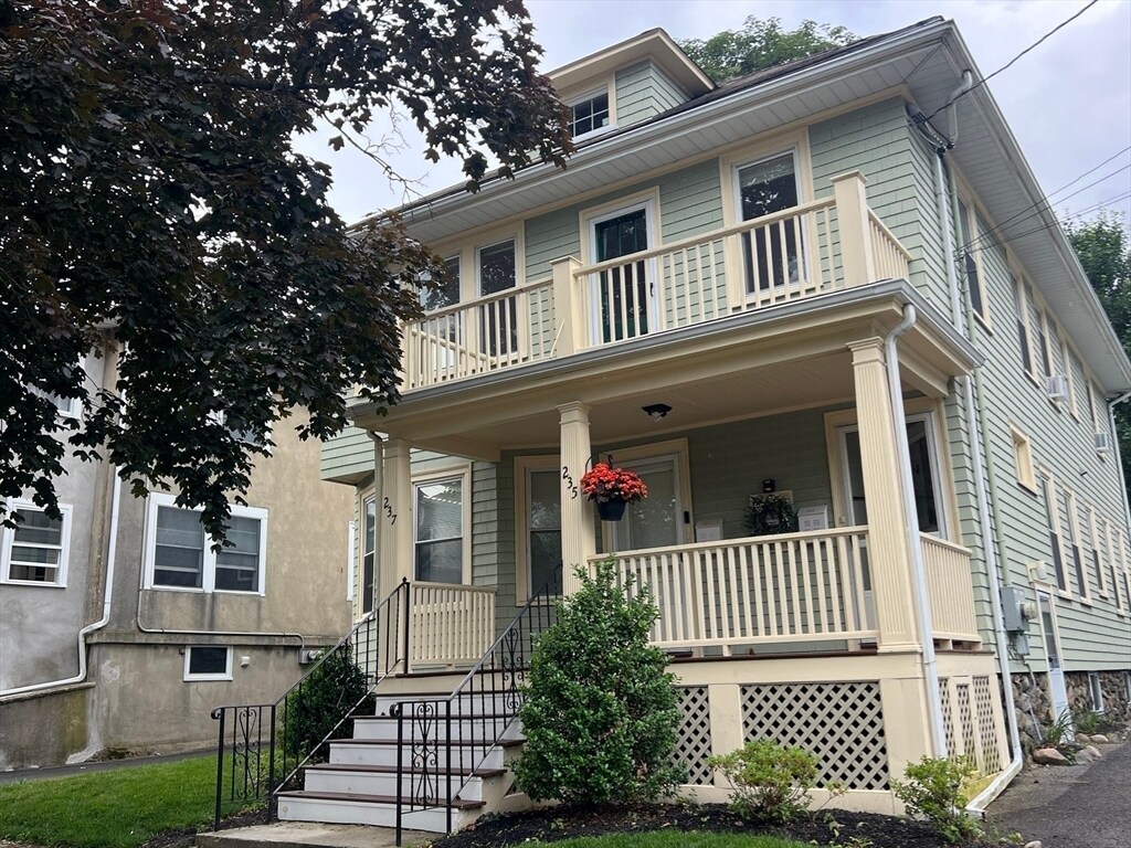 Foto principal - 235 White St