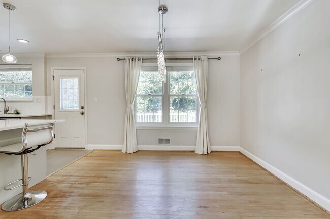 Foto del edificio - Great Rambler in Bethesda! Unbeatable Location! Partially Furnished Optional
